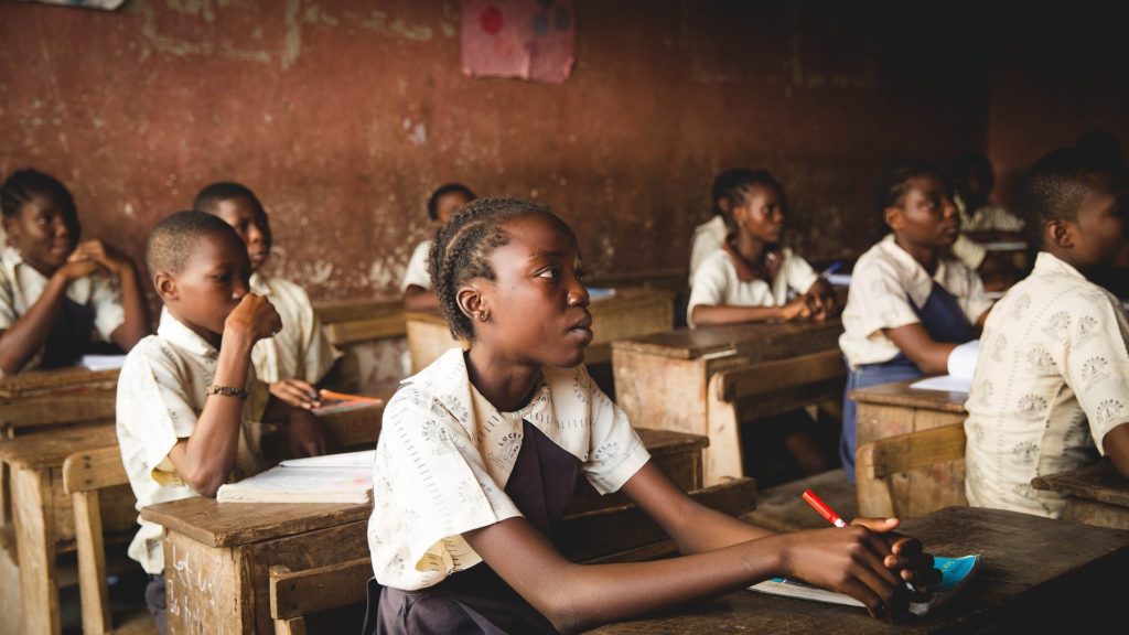 De jeunes élèves africains en cours dans une salle de classe. 